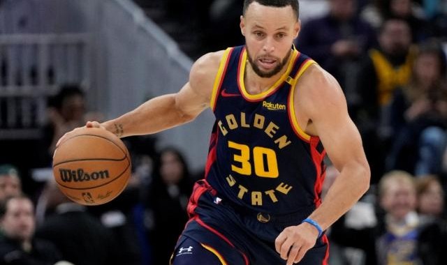 库里双侧膝盖均遭伤病 西区榜首大战勇士形势不利