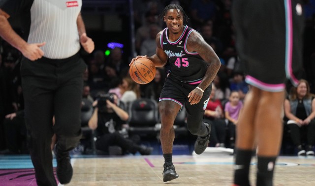 希望没事啊！戴维恩·米切尔防守被撞到 返回更衣室后退出比赛