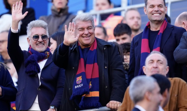 足球投注-5万人投票 63岁拉波尔塔成功连任巴萨主席：得票率68% 与对手拥抱