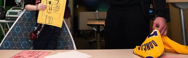 德甲推荐-💛💜湖人在UCLA健康中心举行社区活动 詹东里与病患亲密互动