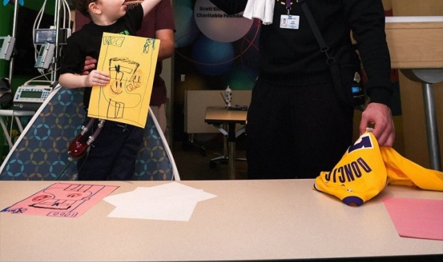 德甲推荐-💛💜湖人在UCLA健康中心举行社区活动 詹东里与病患亲密互动