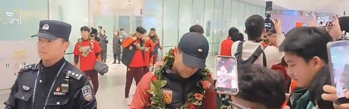 德甲买球-U23国足载誉而归！上千球迷接机，李昊最受欢迎，球迷兴奋欢呼